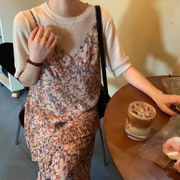 Floral midi dress with ruffle details - Picture 2 of 7